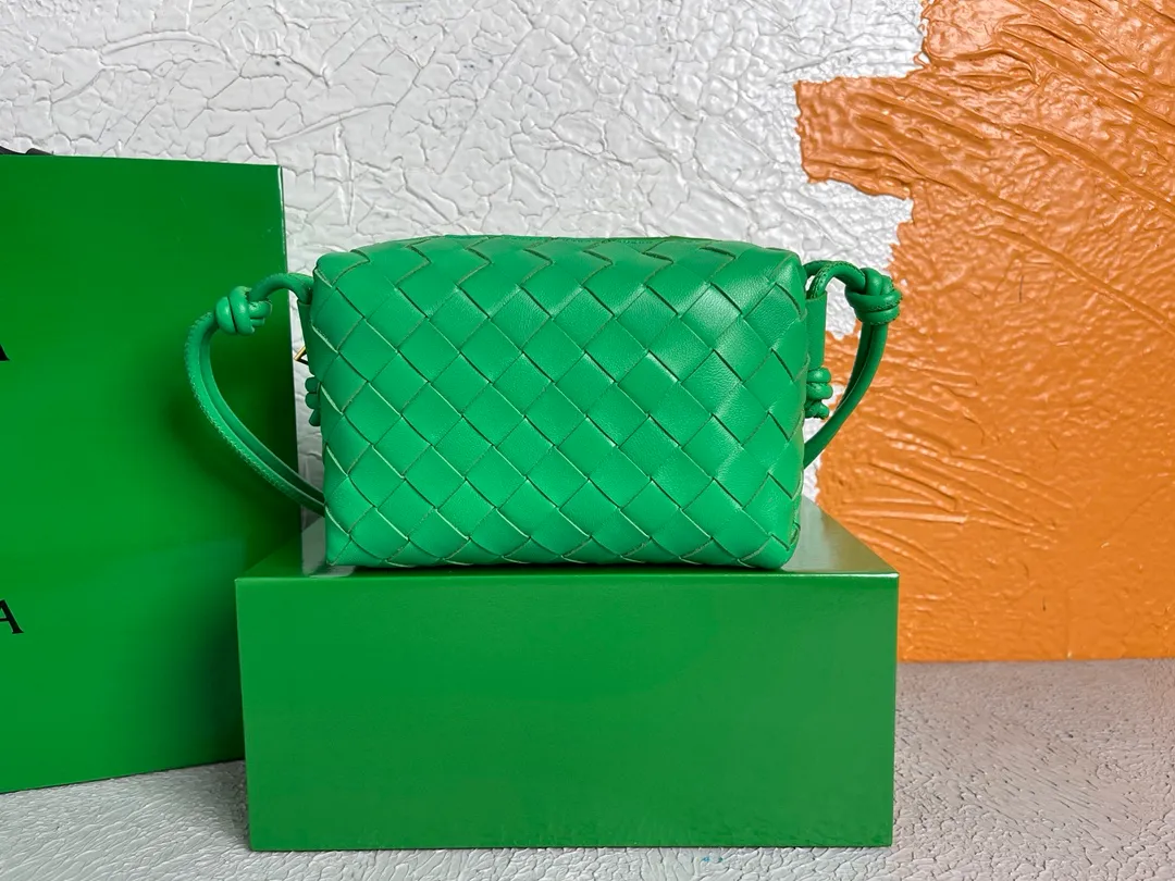 Batch 1120 BOTTEGA VENETA/Bottega 2021 new women's POUCH crossbody bag clutch, lntfecciato woven leather crossbody mini handbag, single internal open pocket, zipper closure, computer embroidered leather shoulder strap can be adjusted in length, model: 30308 Color: parrot green Origin: Italy Size: 17*12*8